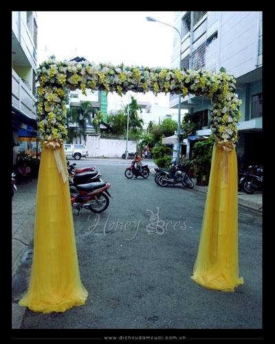 Cổng hoa giả voal màu vàng - 1A.jpg